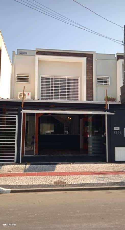 Casa 3 dormitórios para Locação em Balneário Camboriú / SC no bairro CENTRO